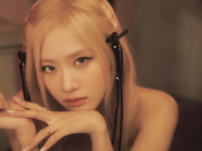 Rosé lập nhóm chat thu hút gần 4 triệu fan “hóng” ca khúc solo nhưng Quốc kỳ Việt Nam mới gây chú ý hơn&nbsp;cả