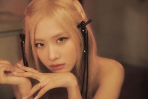 Rosé lập nhóm chat thu hút gần 4 triệu fan “hóng” ca khúc solo nhưng Quốc kỳ Việt Nam mới gây chú ý hơn&nbsp;cả
