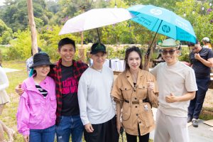 Lý Hải – Minh Hà đội nắng dẫn du khách, khách mời tham quan phim trường Lật mặt&nbsp;7