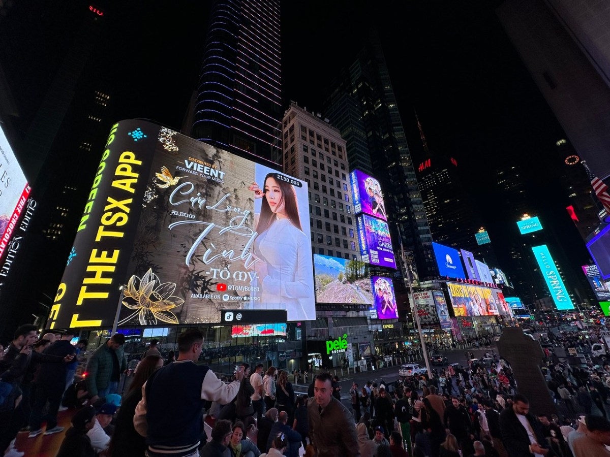 “Ngọc nữ bolero” Tố My được chọn xuất hiện tại Quảng trường Thời Đại (Mỹ) với hình ảnh áo dài và album&nbsp;bolero