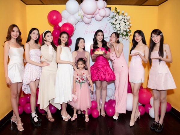 Thiên Ân đón sinh nhật tuổi 24 bên dàn Hoa á hậu đình đám, hình thể thay đổi đáng ngạc&nbsp;nhiên