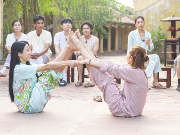 Diệp Lâm Anh, Hoa hậu Tiểu Vy, Mlee “bẹo hình bẹo dạng” tập thể dục buổi&nbsp;sáng