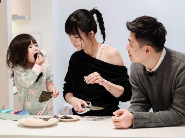 Pam “ăn vụng” bị bắt quả tang, gặp sự cố khi giúp bố mẹ lau&nbsp;nhà