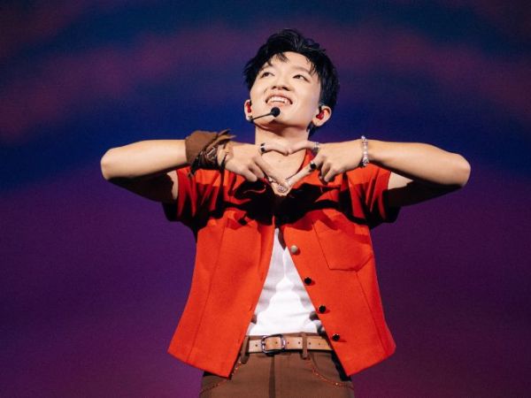 Hoàng Dũng trình diễn liên tục 3,5 tiếng, hát – nhảy hơn 30 ca khúc trong concert Xoay Tròn 