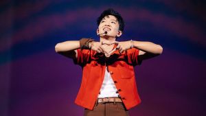 Hoàng Dũng trình diễn liên tục 3,5 tiếng, hát – nhảy hơn 30 ca khúc trong concert Xoay Tròn