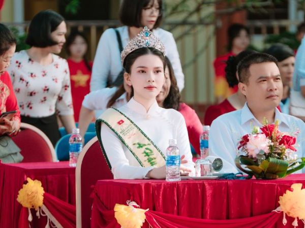 Á hậu Linh Đan về thăm trường cũ, dành toàn bộ tiền thưởng thắng giải cho hoạt động thiện&nbsp;nguyện