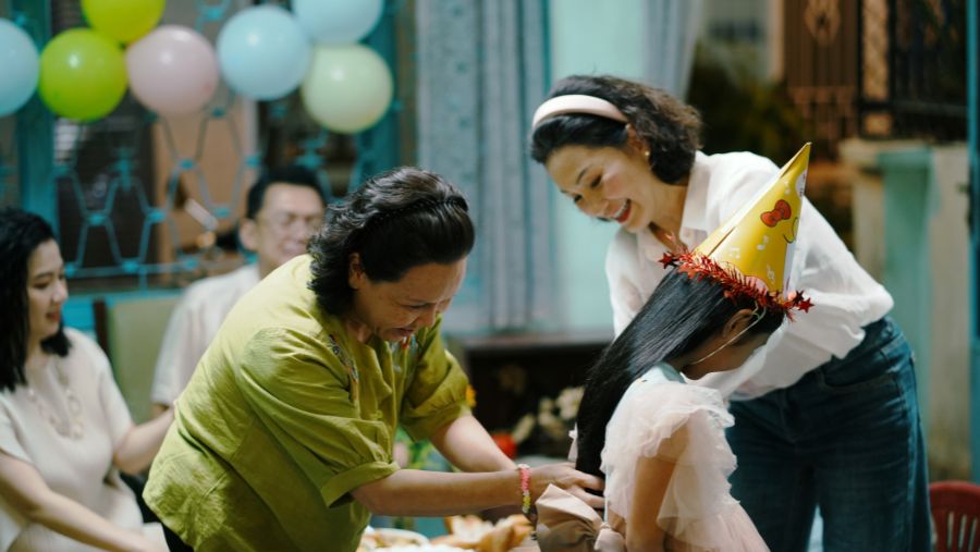 Việt Hương kể chuyện bị bà ngoại “cho ra rìa”: Bà ngoại không thương ...