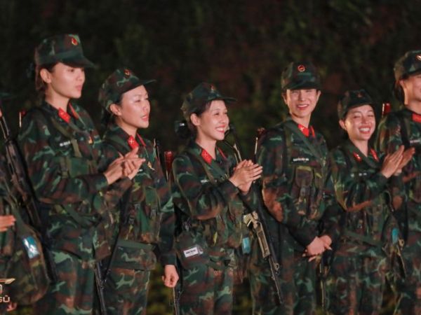 Dàn cast bất ngờ tổ chức sinh nhật đặc biệt của Hậu Hoàng giữa thao trường quân&nbsp;ngũ