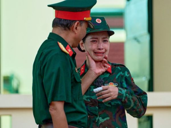 Chi Pu bật khóc khi gặp bố tại đơn vị – lần đầu hai cha con cùng mặc quân&nbsp;phục