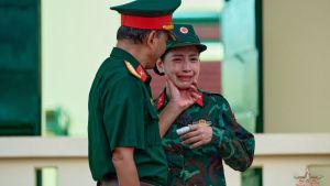 Chi Pu bật khóc khi gặp bố tại đơn vị – lần đầu hai cha con cùng mặc quân&nbsp;phục