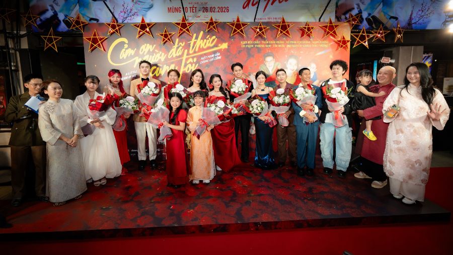 Dàn sao Mưa Đỏ đổ bộ buổi công chiếu phim Cảm Ơn Người Đã Thức Cùng Tôi: Đỗ Nhật Hoàng, Đình Khang, Nguyễn&nbsp;Hùng